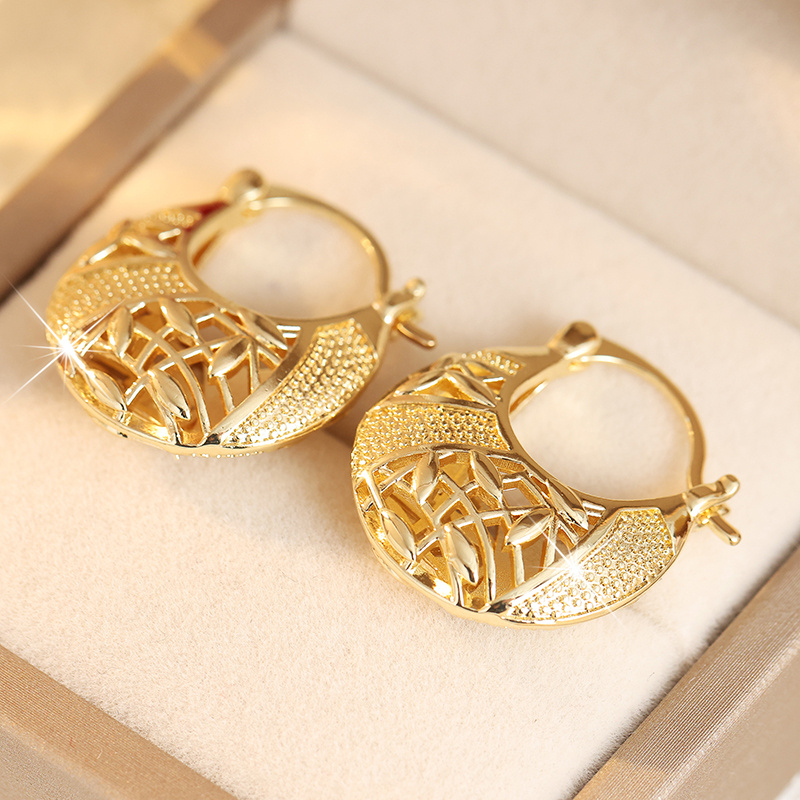 Women's Retro Classic Hollow Oval Hoop Earrings